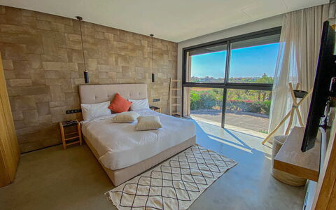 Villa Inaya: Meubilair, Flooring, Verdieping, Slaapkamer, Appartement, Plafond, Houten Vloer, Bed, Hardwood, Stoel