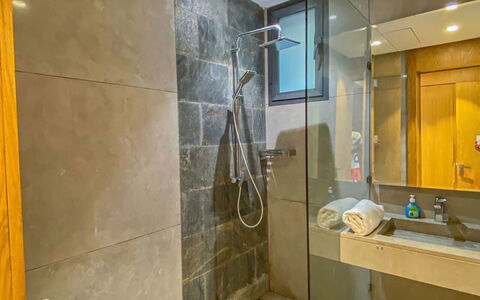 Villa Inaya: Flooring, Loodgieterswerkinrichting, Verdieping, Interieur Ontwerp, Badkamer, Loodgieter, Tegel, Toilet, Kraan, Wastafel