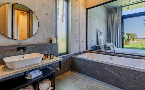 Villa Nadia: Zwembad, Hotel