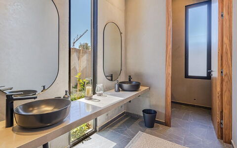 Villa Nadia: Samengesteld Materiaal, Loodgieterswerkinrichting, Kraan, Loodgieter, Lichte Inrichting, Ontwerp, Wastafel, Tegel, Badkamer, Spiegel