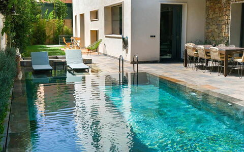 Villa Habiba: Zwembad, Samengesteld Materiaal, Waterpartij, Backyard, Buitenmeubels, Reflectie, Toevlucht, Tegel, Stoel, Flagstone