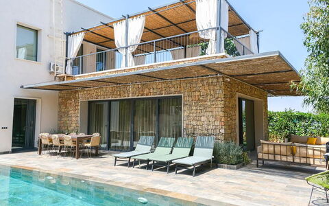 Villa Habiba: Zwembad, Buitenmeubels, Woongebied, Meubilair, Huis, Toevlucht, Stoel, Landgoed, Ligstoel, Villa