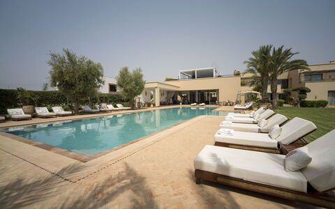 Villa Malak: Zwembad, Toevlucht, Ligstoel, Hotel, Thermae, Buitenmeubels, Schaduw, Eco Hotel, Landgoed, Villa