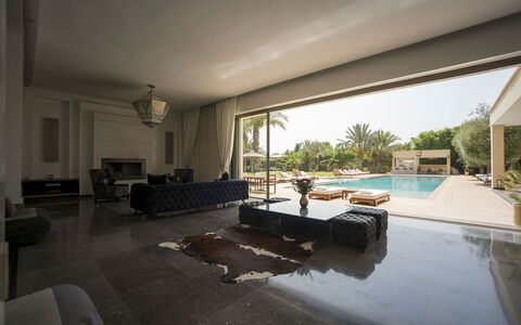 Villa Malak: Flooring, Verdieping, Interieur Ontwerp, Meubilair, Toevlucht, Zwembad, Woonkamer, Bankstel, Plafond