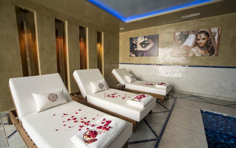 Villa Malak: Flooring, Interieur Ontwerp, Verdieping, Bed, Slaapkamer, Kamer, Comfort, Hoofdkussen, Bedding, Hotel
