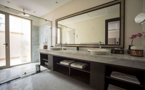 Villa Malak: Wastafel In De Badkamer, Loodgieterswerkinrichting, Flooring, Interieur Ontwerp, Badkamer, Muur, Wastafel, Countertop, Verdieping, Kraan