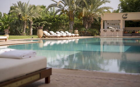 Villa Malak: Zwembad, Boom, Toevlucht, Buitenmeubels, Paraplu, Ligstoel, Eco Hotel, Hacienda, Schaduw, Thermae