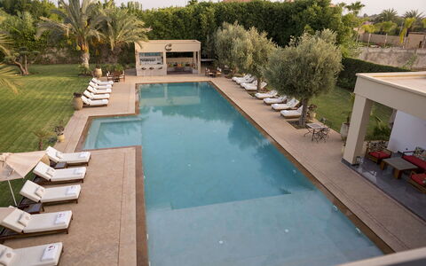 Villa Malak: Zwembad, Water, Toevlucht, Buitenmeubels, Thermae, Waterpartij, Ligstoel, Samengesteld Materiaal, Eco Hotel, Paraplu