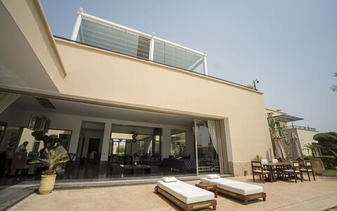 Villa Malak: Schaduw, Outdoor Structuur, Stoel, Kamerplant, Binnenplaats, Balkon, Villa, Daylighting, Buitenmeubels