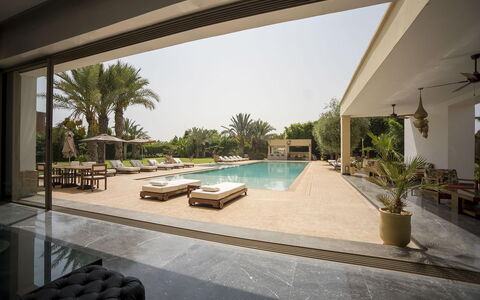 Villa Malak: Zwembad, Toevlucht, Buitenmeubels, Meubilair, Eco Hotel, Ligstoel, Landgoed, Thermae, Schaduw, Stoel