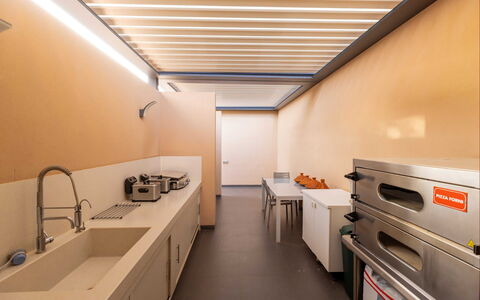 Villa Malika: Plafond, Interieur Ontwerp, Flooring, Verdieping, Countertop, Keuken, Loodgieter, Ontwerp, Daylighting, Stoel