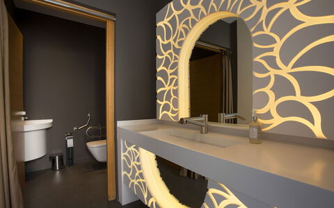 Villa Malika: Interieur Ontwerp, Loodgieterswerkinrichting, Kraan, Loodgieter, Wastafel In De Badkamer, Badkamer, Wastafel, Lichte Inrichting, Spiegel, Ontwerp