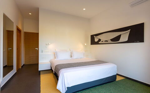 Villa Malika: Flooring, Interieur Ontwerp, Verdieping, Plafond, Slaapkamer, Bed, Kamer, Laken, Bedding, Bed Frame
