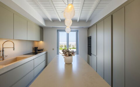 Villa Nikolas: Interieur Ontwerp, Hout, Flooring, Plafond, Keuken, Countertop, Lichte Inrichting, Verdieping, Meubilair, Verlichting