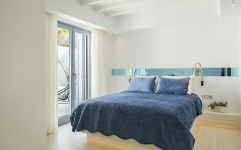 Villa Nikolas: Interieur Ontwerp, Meubilair, Slaapkamer, Muur, Bed, Flooring, Linens, Verdieping, Bedding, Plafond