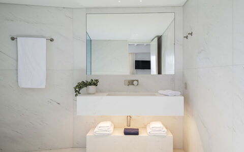 Villa Nikolas: Interieur Ontwerp, Flooring, Muur, Verdieping, Loodgieterswerkinrichting, Badkamer, Kraan, Huis, Loodgieter, Tegel