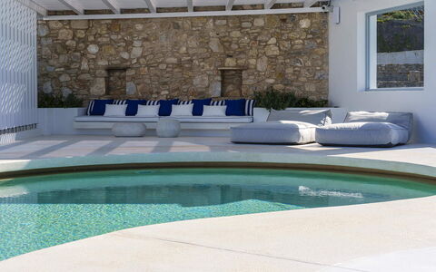 Villa Nikolas: Meubilair, Buitenmeubels, Samengesteld Materiaal, Zwembad, Toevlucht, Beton, Stoel, Natuurlijk Materiaal, Schaduw, Ontwerp