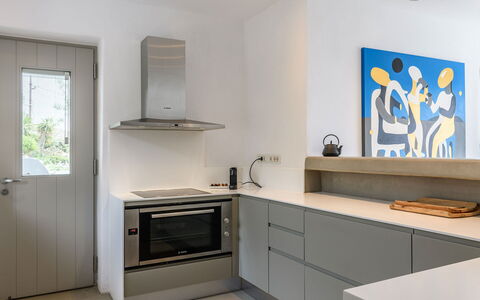 Villa Atlante: Keuken, Countertop, Interieur Ontwerp, Toestel Van De Keuken, Cabinetry, Flooring, Meubilair, Hout, Major Appliance, Huishoudapparatuur
