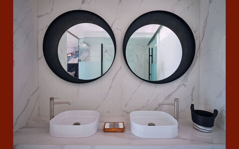 Villa Elettra: Interieur Ontwerp, Wastafel In De Badkamer, Spiegel, Wastafel, Loodgieterswerkinrichting, Kraan, Lichte Inrichting, Badkamer, Loodgieter, Countertop