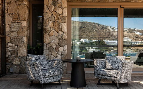 Villa Elettra: Meubilair, Buitenmeubels, Stoel, Wicker, Koffietafel, Clubfauteuil, Buitentafel, Armleuning, Woonkamer, Schaduw