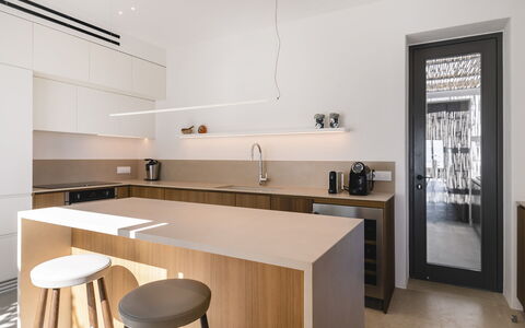 Villa Achille: Interieur Ontwerp, Keuken, Meubilair, Countertop, Flooring, Muur, Hout, Cabinetry, Lichte Inrichting, Verdieping