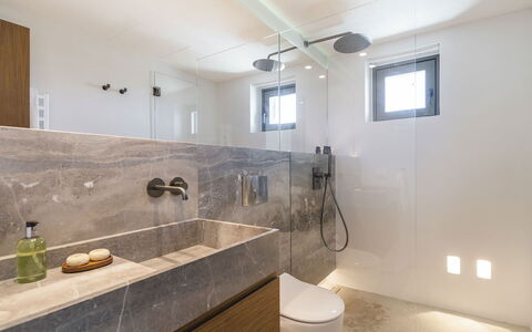 Villa Achille: Flooring, Loodgieterswerkinrichting, Muur, Badkamer, Interieur Ontwerp, Verdieping, Wastafel, Countertop, Wastafel In De Badkamer, Lichte Inrichting