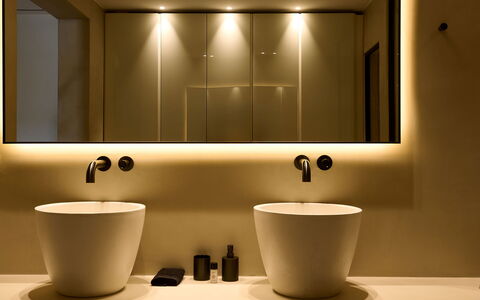 Villa Socrate: Interieur Ontwerp, Verlichting, Loodgieter, Loodgieterswerkinrichting, Lichte Inrichting, Wastafel In De Badkamer, Kraan, Wastafel, Spiegel, Badkamer