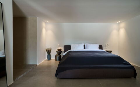 Villa Socrate: Interieur Ontwerp, Meubilair, Bed, Flooring, Verdieping, Muur, Slaapkamer, Plafond, Hout, Verlichting