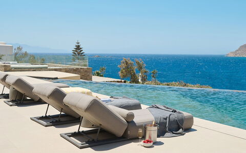 Villa Socrate: Buitenmeubels, Meubilair, Ligstoel, Stoel, Zee, Schaduw, Chaise Longue, Paraplu, Kust, Toevlucht