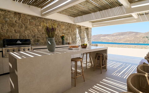 Villa Socrate: Meubilair, Flooring, Keuken, Natuurlijk Materiaal, Stoel, Countertop, Ontwerp, Beits, Houten Vloer, Hardwood