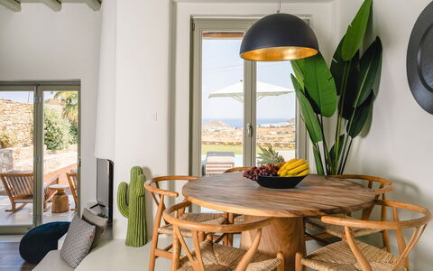 Villa Demetra: Meubilair, Hout, Tafel, Interieur Ontwerp, Stoel, Verlichting, Keuken En Eettafel, Lichte Inrichting, Natuurlijk Materiaal, Eetkamer