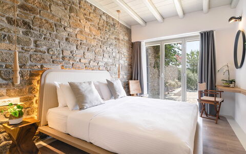 Villa Demetra: Slaapkamer, Bed, Linens, Bedding, Hoofdkussen, Bed Frame, Kussen Gooien, Suite, Laken, Hotel