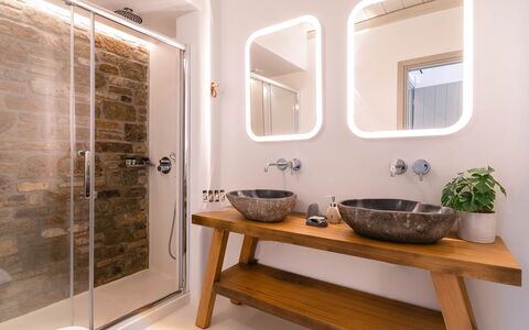 Villa Demetra: Interieur Ontwerp, Muur, Loodgieterswerkinrichting, Badkamer, Flooring, Wastafel In De Badkamer, Spiegel, Hout, Wastafel, Verdieping