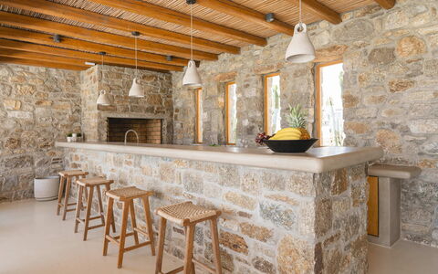 Villa Demetra: Muur, Hout, Meubilair, Interieur Ontwerp, Flooring, Plafond, Stenen Muur, Countertop, Barkruk, Keuken