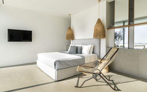 Villa Teseo: Hout, Flooring, Meubilair, Verdieping, Interieur Ontwerp, Plafond, Slaapkamer, Stoel, Kussen Gooien, Bed