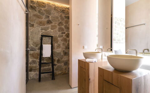 Villa Teseo: Muur, Flooring, Loodgieterswerkinrichting, Badkamer, Interieur Ontwerp, Wastafel In De Badkamer, Verdieping, Wastafel, Kraan, Verlichting