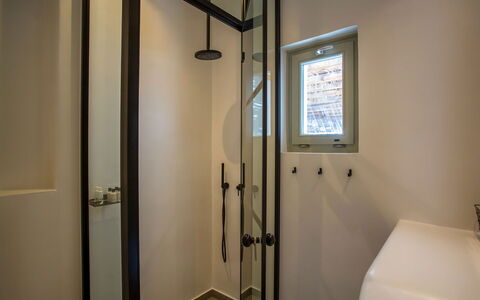 Villa Chimera: Badkamer, Muur, Loodgieterswerkinrichting, Flooring, Interieur Ontwerp, Verdieping, Verlichting, Loodgieter, Plafond, Deur