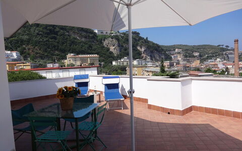 Apartment Snicher: Appartement, Balkon, Stoel, Keuken En Eettafel, Kamerplant, Restaurant, Buitentafel