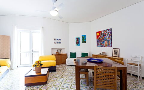 Apartment Snicher: Meubilair, Flooring, Interieur Ontwerp, Verdieping, Muur, Kamer, Plafond, Woonkamer, Tafel, Verlichting