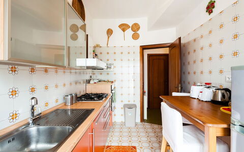 Apartment Snicher: Interieur Ontwerp, Flooring, Keuken, Hout, Meubilair, Verdieping, Countertop, Kamer, Verlichting, Cabinetry