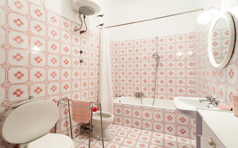 Casa Annalu: Flooring, Verdieping, Interieur Ontwerp, Badkamer, Loodgieterswerkinrichting, Tegel, Toilet, Loodgieter, Plafond, Wc Bril