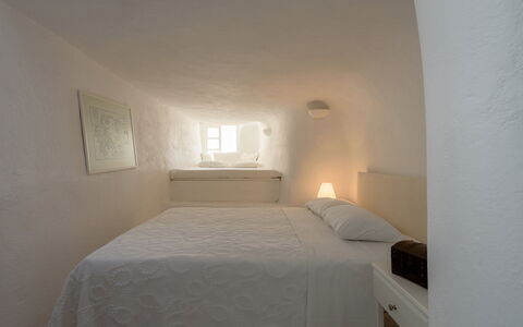 Casa Daphne: Muur, Slaapkamer, Bedding, Bed, Laken, Hoofdkussen, Bed Frame, Hotel, Gips, Kussen Gooien