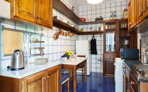 Casa Gina: Keuken, Cabinetry, Hout, Countertop, Interieur Ontwerp, Flooring, Meubilair, Kast, Toestel Van De Keuken, Verdieping
