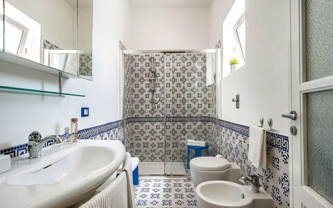 Casa Kita: Flooring, Verdieping, Interieur Ontwerp, Loodgieterswerkinrichting, Badkamer, Tegel, Loodgieter, Kraan, Wastafel, Porselein