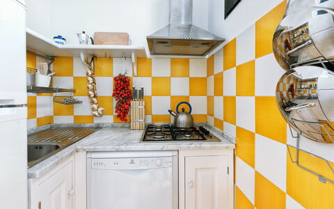 Casa Mauro: Geel, Keuken, Interieur Ontwerp, Flooring, Verdieping, Toestel Van De Keuken, Major Appliance, Tegel, Countertop, Fornuis