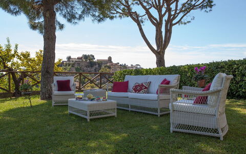 Casa Ravello with Garden: Meubilair, Buitenmeubels, Stoel, Tuin, Gazon, Werf, Landscaping, Schaduw, Armleuning, Patio