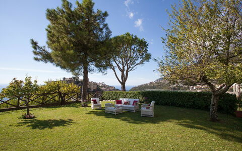 Casa Ravello with Garden: Meubilair, Tuin, Gazon, Stoel, Landscaping, Schaduw, Werf, Park, Buitenmeubels, Backyard