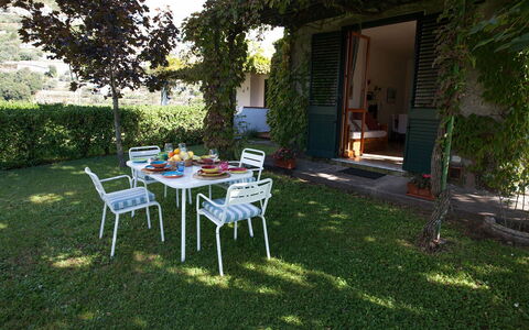 Casa Ravello with Garden: Meubilair, Buitenmeubels, Stoel, Tafel, Buitentafel, Struik, Tuin, Groundcover, Schaduw, Backyard