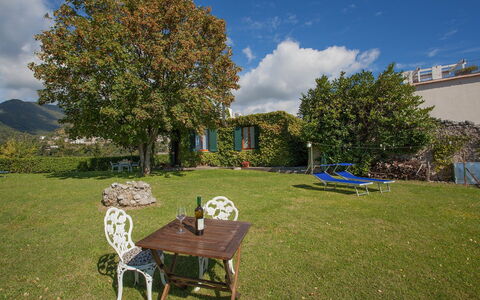 Casa Ravello with Garden: Struik, Tuin, Gazon, Landscaping, Werf, Buitenmeubels, Backyard, Schaduw, Park, Boerderij