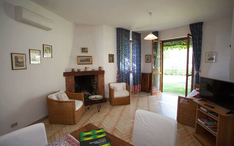 Casa Ravello with Garden: Meubilair, Interieur Ontwerp, Flooring, Hout, Verdieping, Kamer, Stoel, Verlichting, Tafel, Woonkamer